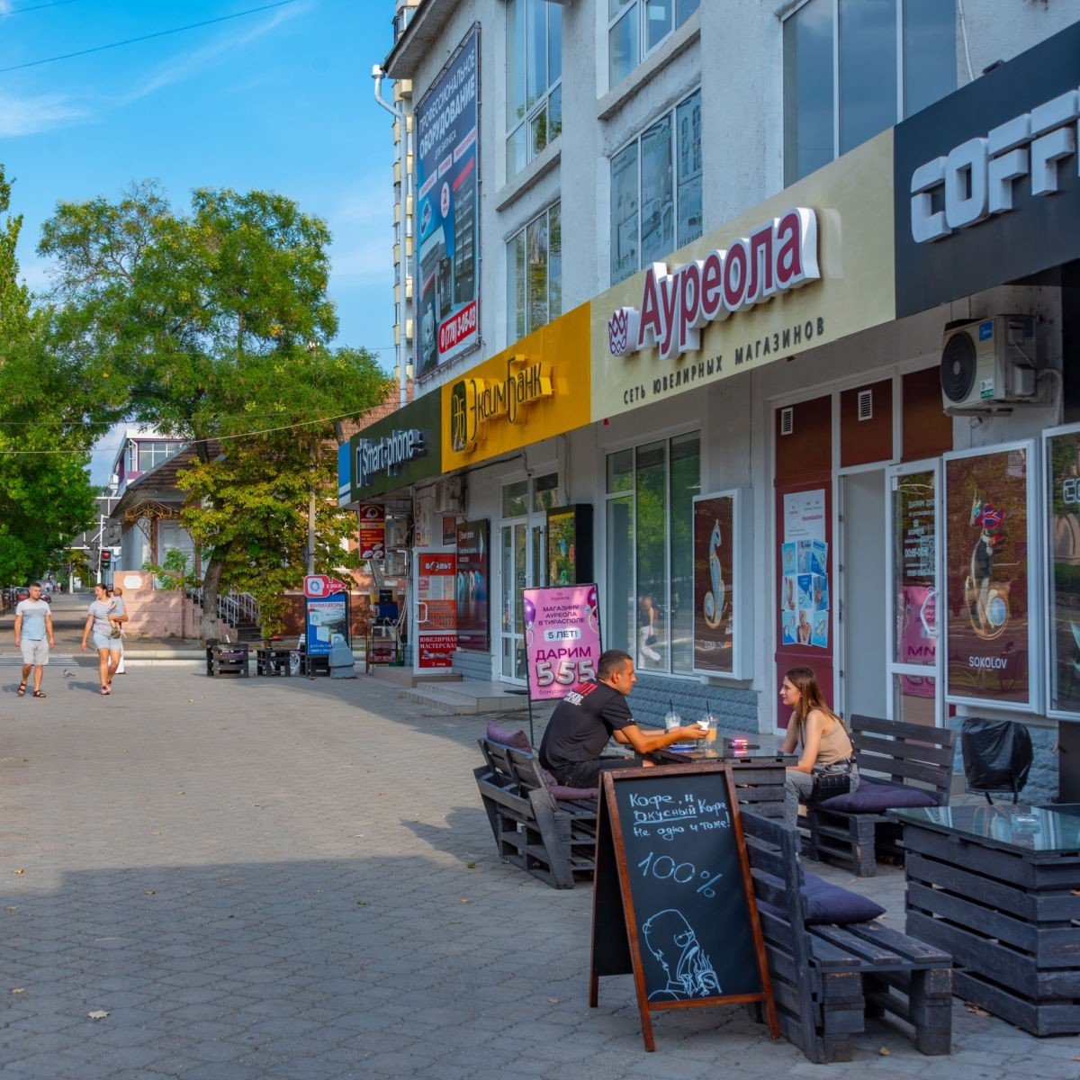 Уличное кафе в Кишинёве — повседневная жизнь молдавской столицы. Фото: Travel Off Path