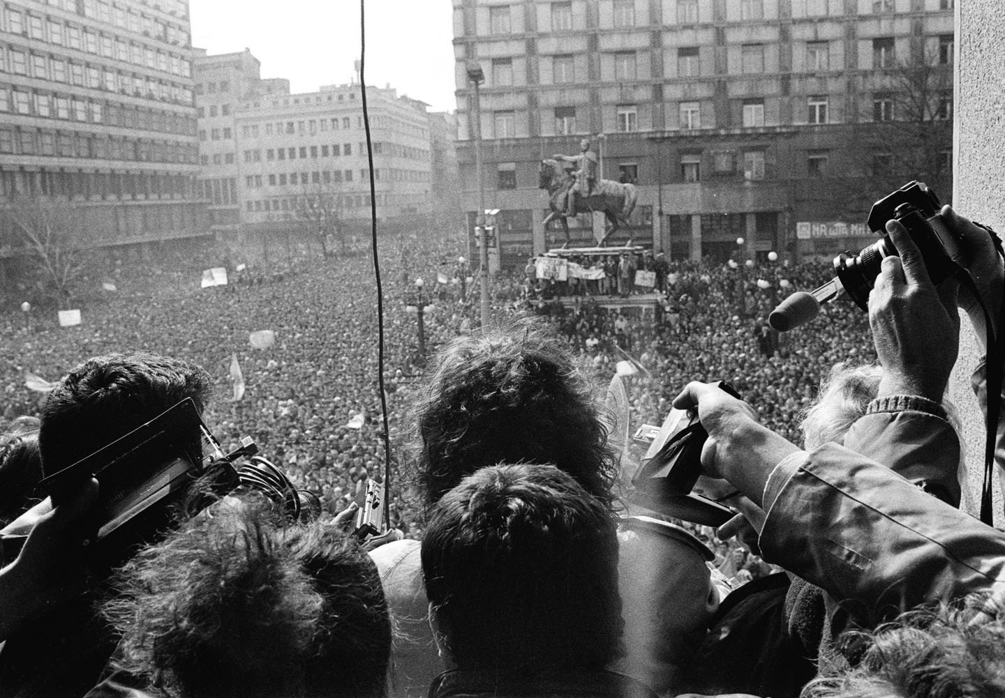 Журналисты и фотографы снимают с балкона многотысячную толпу на площади Теразие в Белграде 9 марта 1991 года