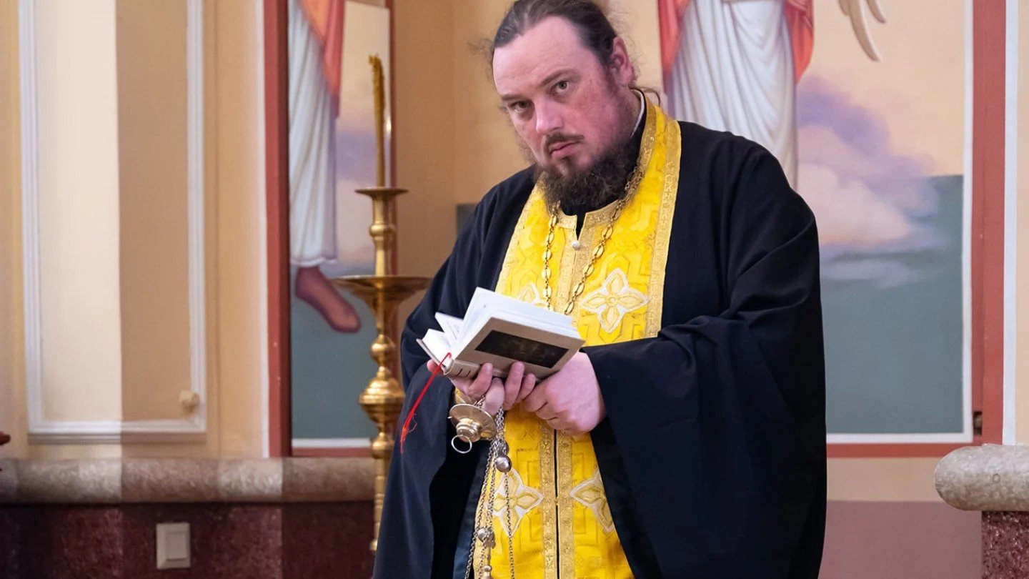 Священнослужитель проводит богослужение в храме &mdash; иллюстрация к теме религиозной свободы в постсоветских странах