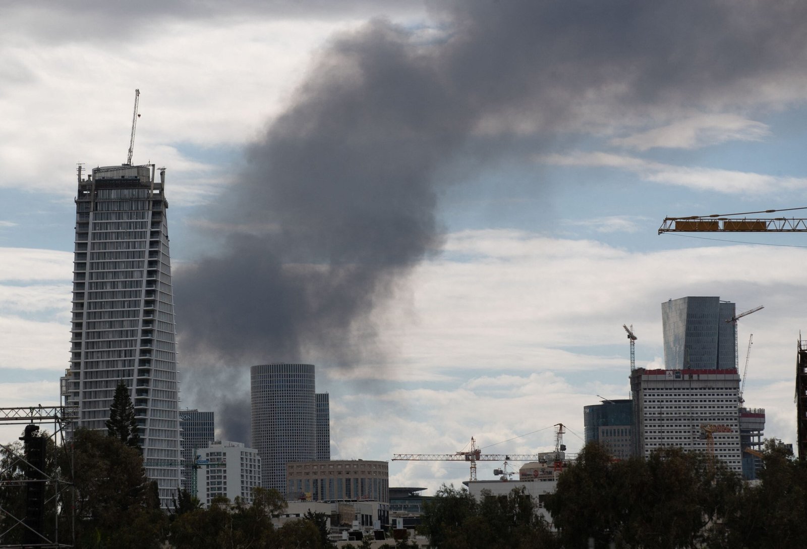 Столб дыма над небоскрёбами Тель-Авива после ракетного обстрела — последствия эскалации на Ближнем Востоке