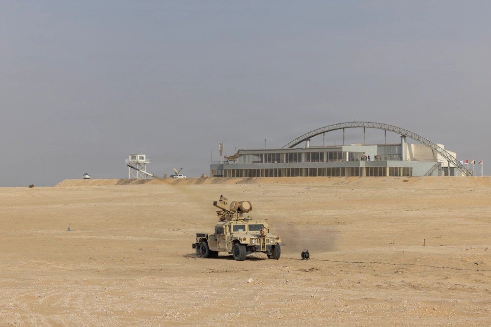 Система EAGLS на Humvee развёрнута у военной базы в пустыне Ближнего Востока