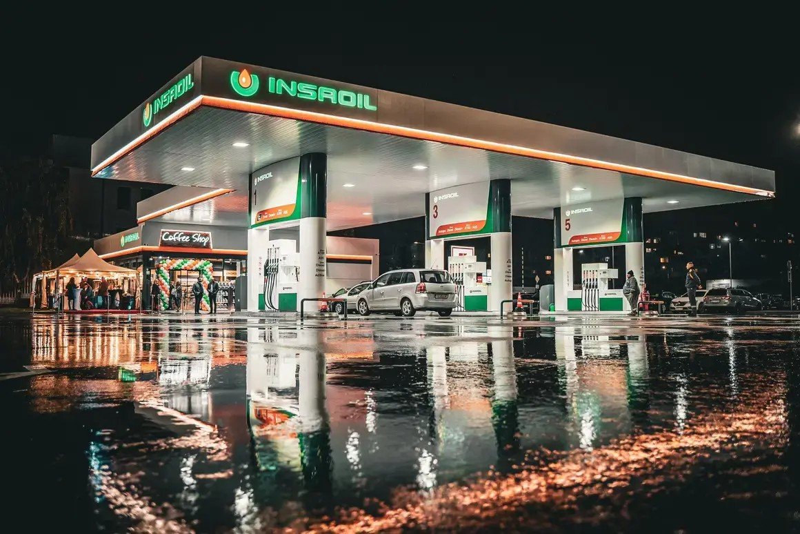 Автозаправочная станция Insaoil в ночное время — один из конкурентов «Лукойл» на болгарском топливном рынке