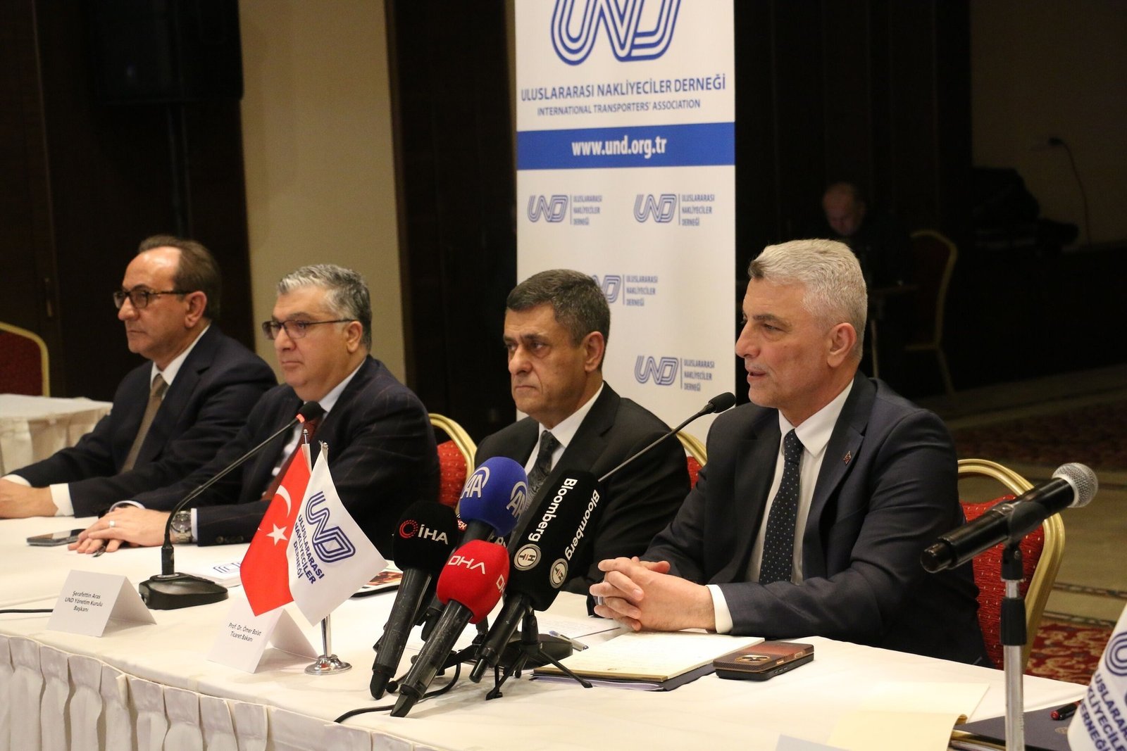 Пресс-конференция Ассоциации международных перевозчиков Турции (UND) — представители транспортной отрасли обсуждают проблемы трансграничных перевозок