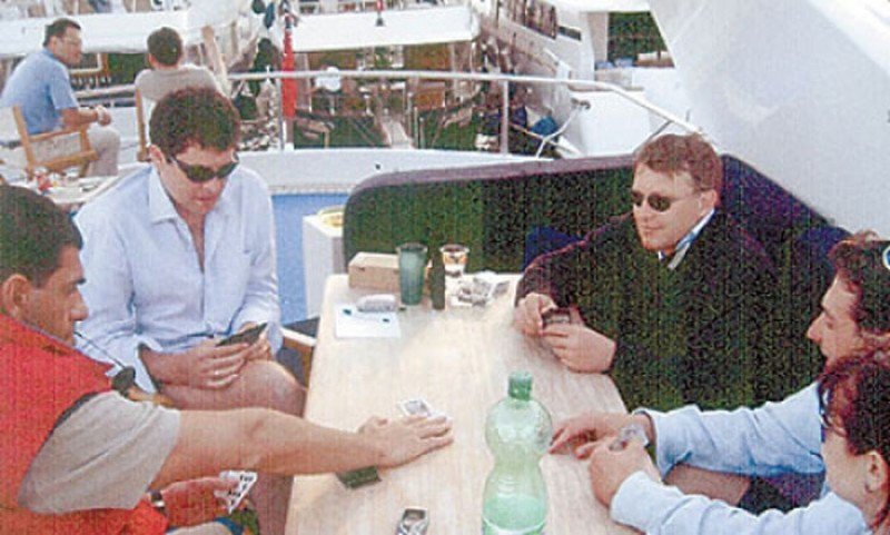 Встреча на яхте лиц, предположительно связанных с организованной преступностью на Балканах, — из расследования OCCRP о покупке болгарского телекома