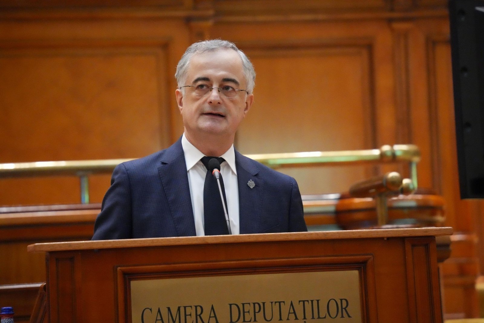 Депутат выступает с трибуны Палаты депутатов (Camera Deputaților) парламента Румынии в Бухаресте