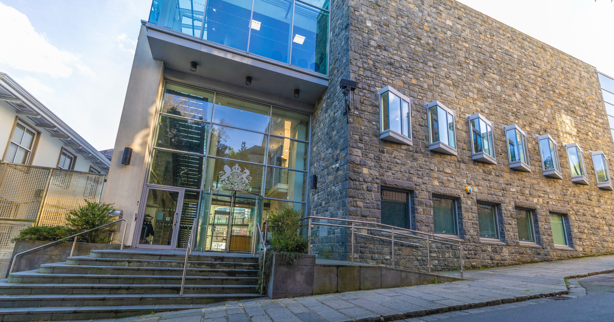 Здание Королевского суда на острове Гернси, где были конфискованы £8,5 млн по делу OneCoin