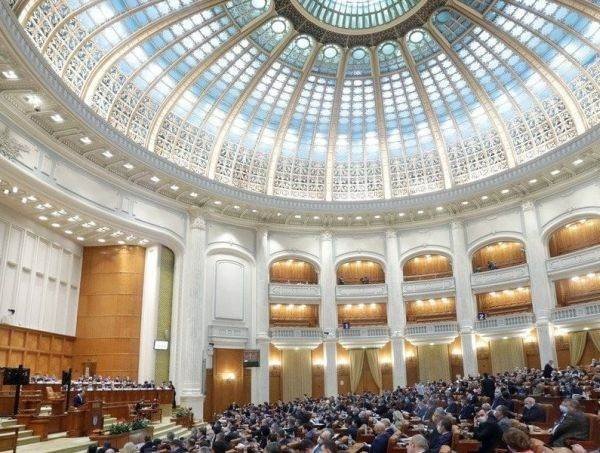 Пленарное заседание парламента Румынии, на котором депутаты одобрили размещение американских военных на территории страны