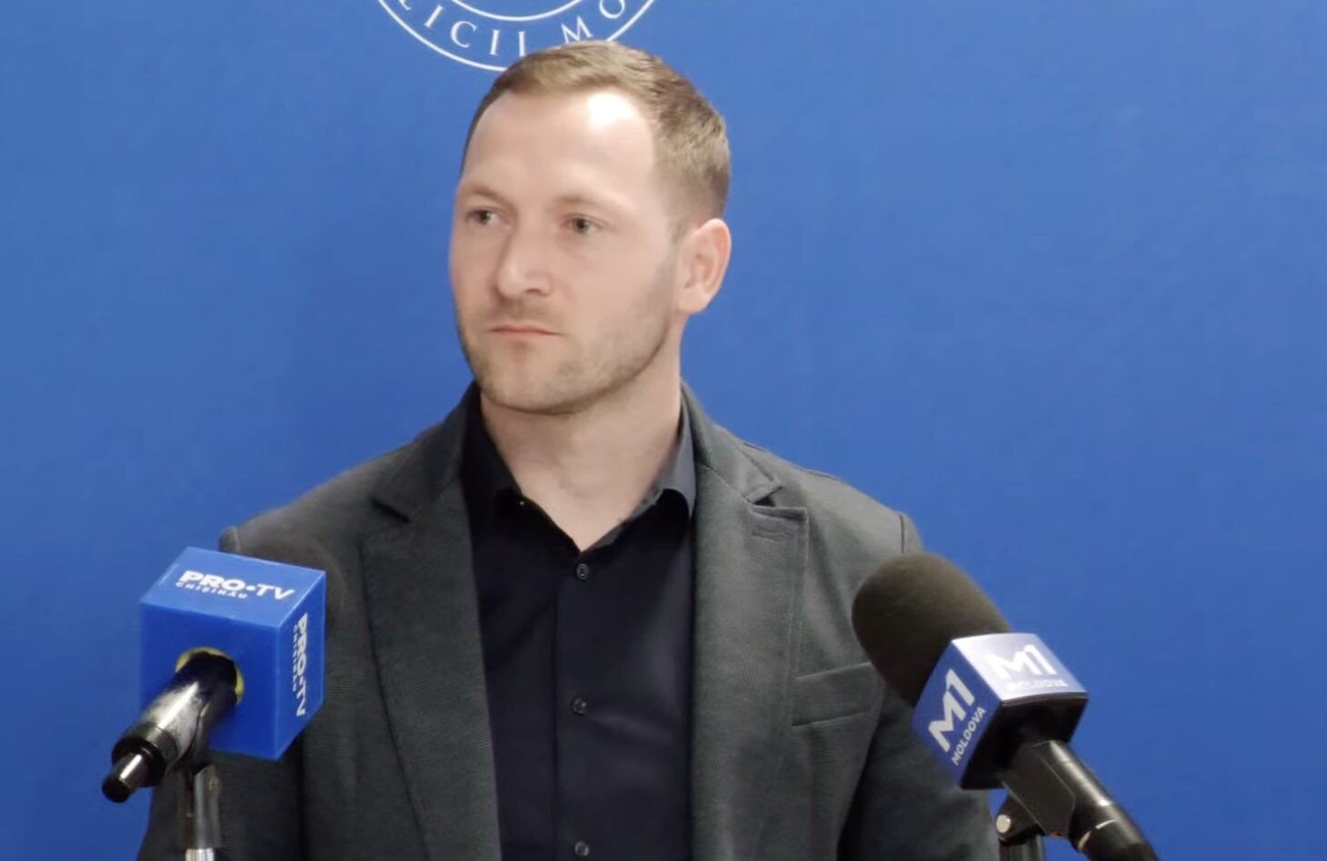 Министр окружающей среды Молдовы Георге Хайдер на пресс-конференции после объявления экологической тревоги на Днестре