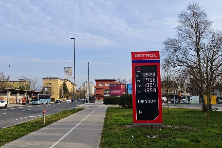 Ценовое табло заправки Petrol в Словении с указанием стоимости бензина и дизельного топлива