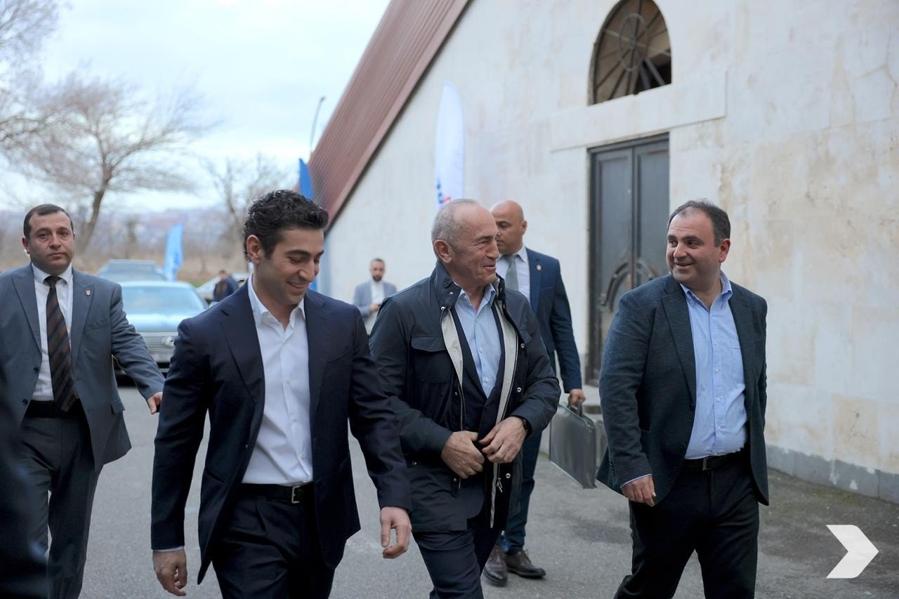 Роберт Кочарян с соратниками по дороге к месту проведения съезда блока «Айастан»