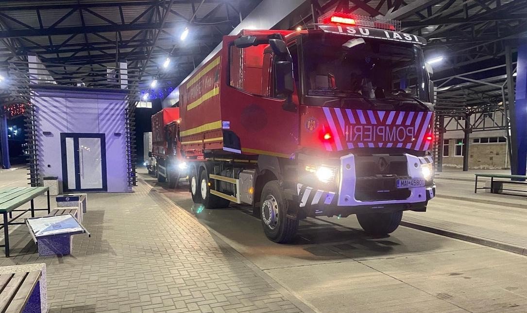 Румынская пожарная машина ISU IAȘI на границе с Молдовой — Румыния направила питьевую воду в помощь пострадавшим от загрязнения Днестра