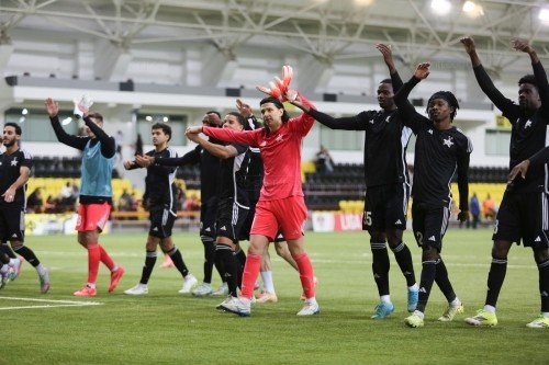 Футболисты «Шерифа» приветствуют болельщиков после победы над «Дачией» (2:0) в матче Суперлиги Молдовы