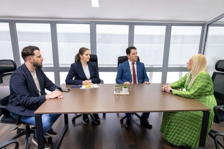 Вице-премьер Сали за столом переговоров с коллегами в ресурсном центре «Иднина»