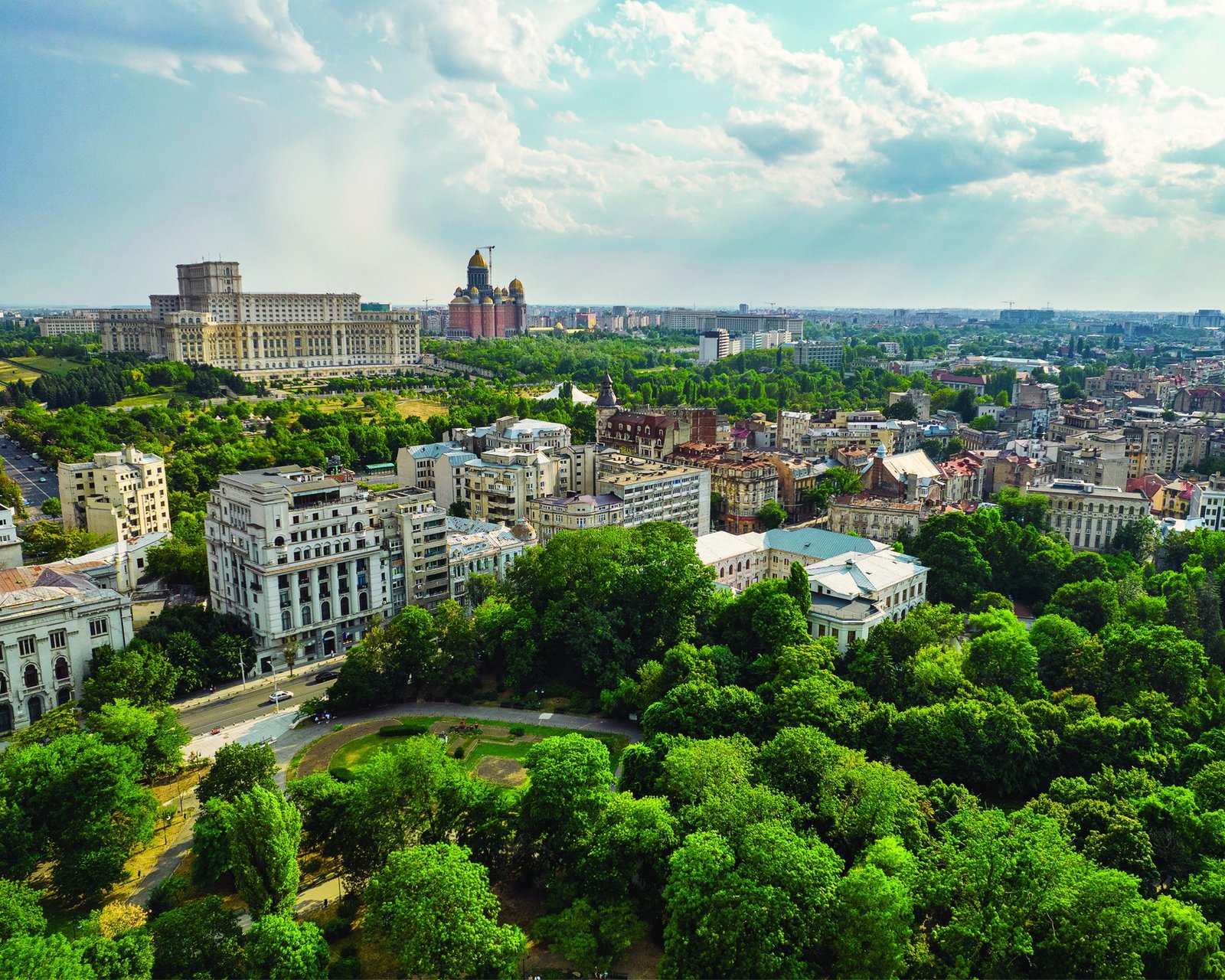 Панорама Бухареста с видом на Дворец Парламента — столица страны, откуда уезжают миллионы граждан