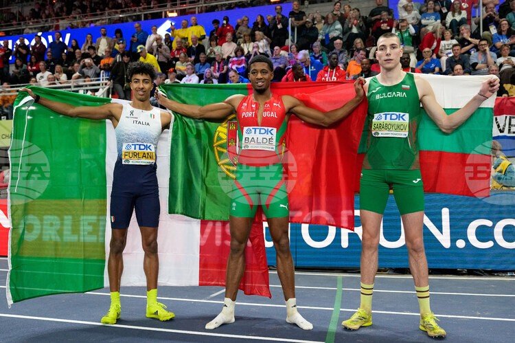 Призёры прыжка в длину на чемпионате мира по лёгкой атлетике в помещении в Торуне с национальными флагами