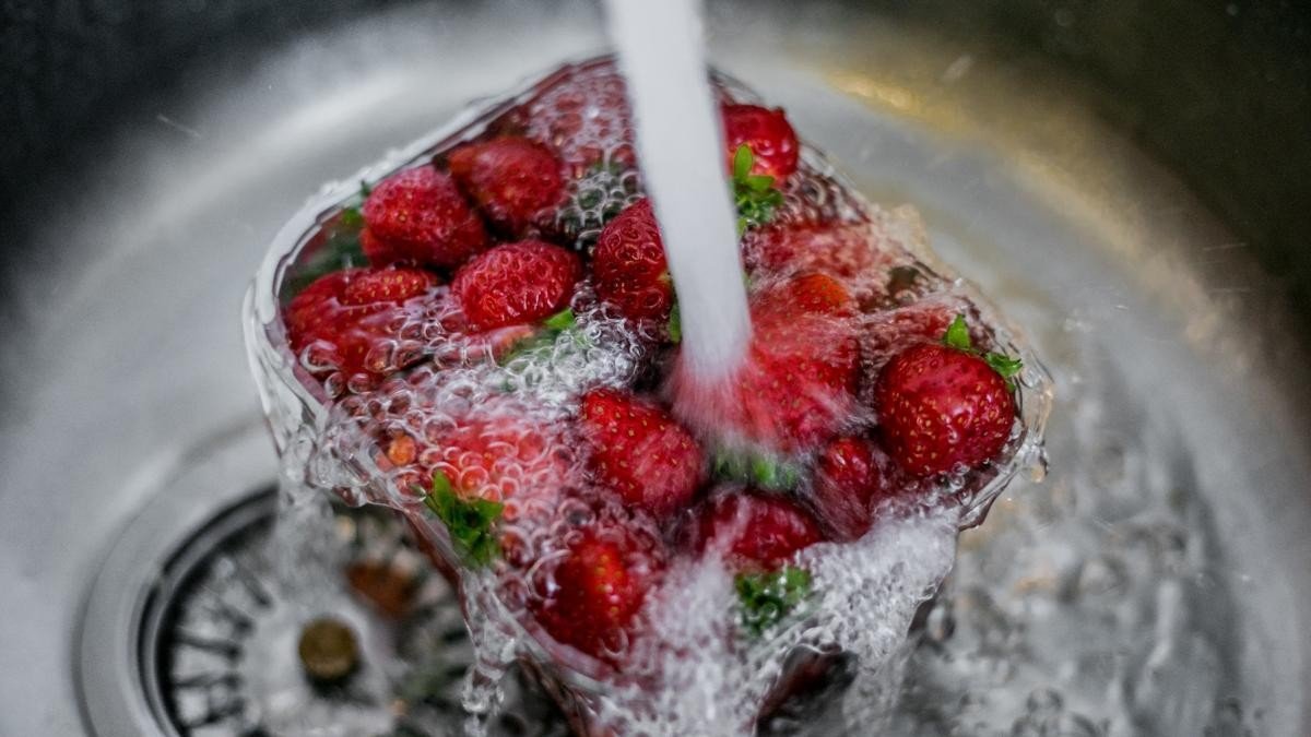 Промывание ягод и овощей под проточной водой — базовый, но не всегда достаточный метод очистки от пестицидов