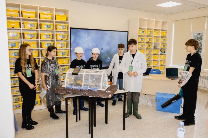 Школьники в касках и лабораторных халатах демонстрируют свой инженерный проект на финале FIRST LEGO League в Кишинёве