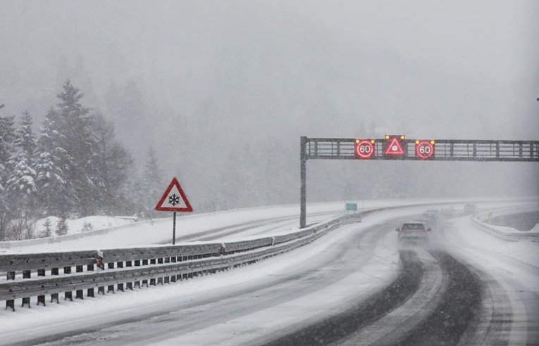 Автомагистраль в Хорватии во время снегопада — предупреждающие знаки и ограничение скорости 60 км/ч
