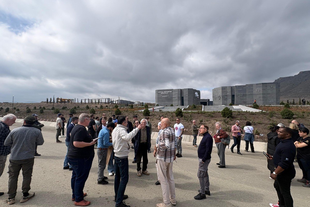 Международные путешественники у мемориального комплекса Ходжалинского геноцида