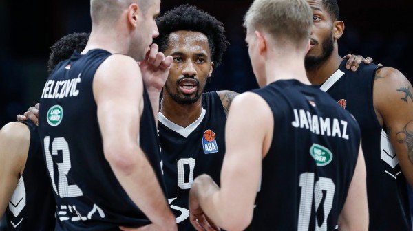 Баскетболисты «Партизана» собрались в круг для обсуждения тактики во время матча