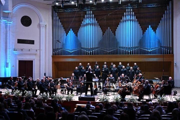 Панорама концертного зала с оркестром и хором во время гала-концерта Дней культуры Аджарии