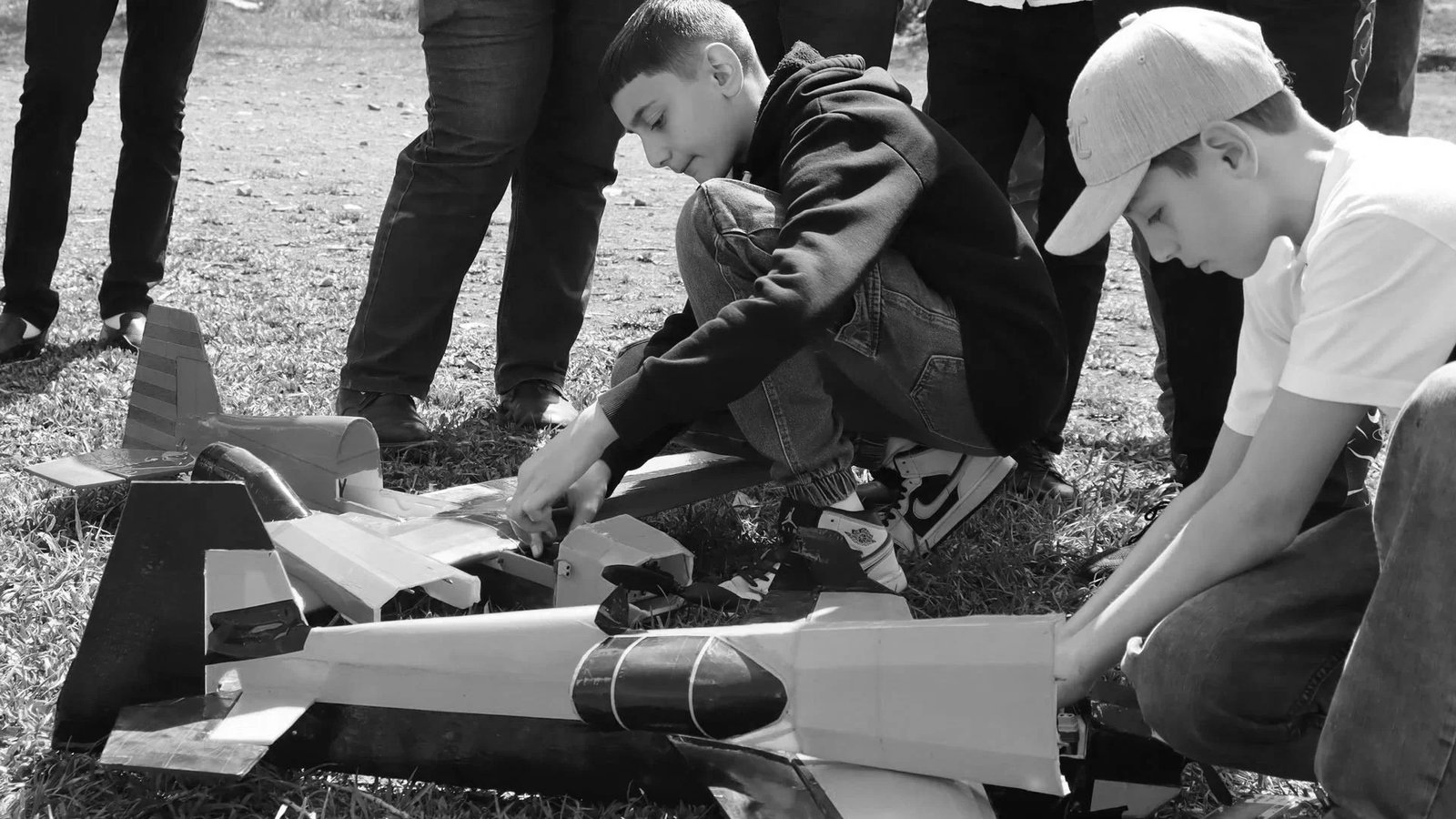 Учащиеся работают над авиамоделями в рамках STEM-образования в Армении