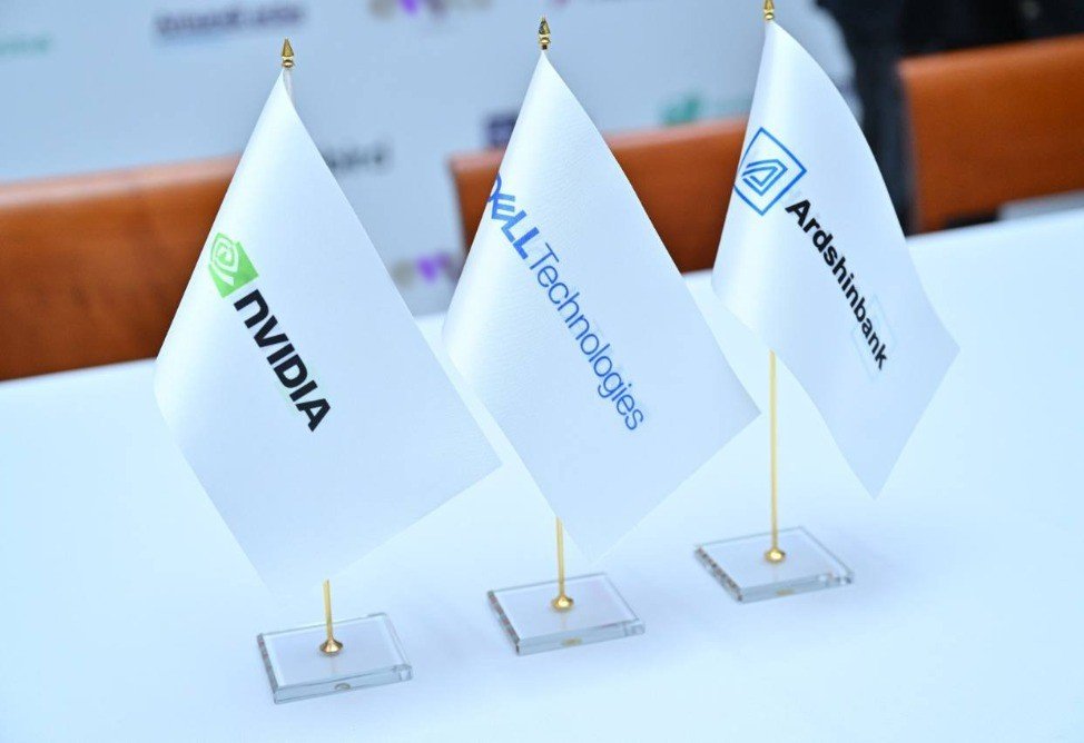 Настольные флажки партнёров проекта — NVIDIA, Dell Technologies и Ardshinbank — на церемонии подписания