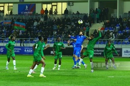 Борьба за верховой мяч между игроками Азербайджана и Сьерра-Леоне на турнире FIFA Series-2026