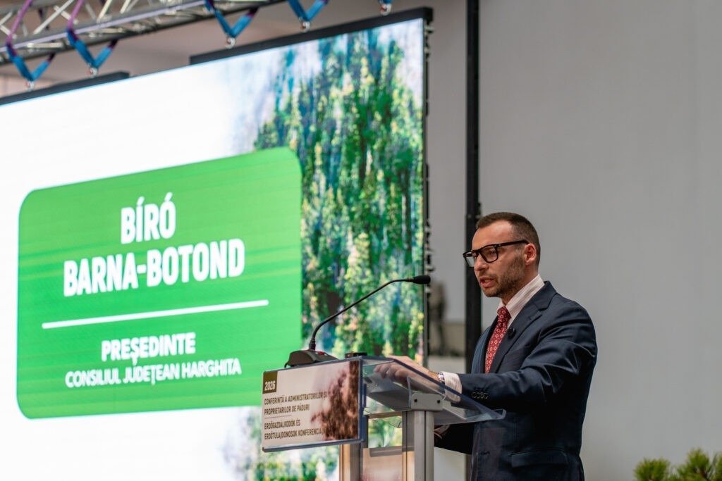 Биро Барна-Ботонд, председатель совета жудеца Харгита, выступает на конференции