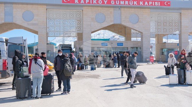 Stranded travelers with luggage at Kapikoy border crossing (Turkey-Iran). Фото: Bulgarian News Agency (BTA)