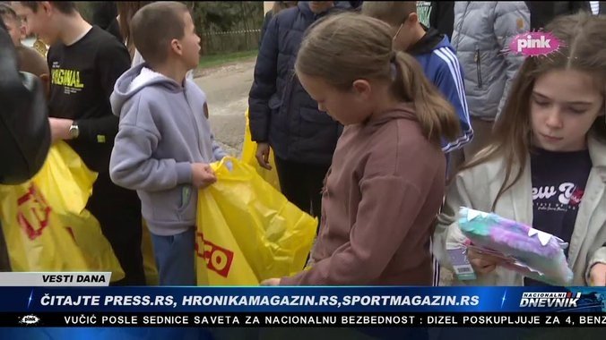 Школьники Марковице разбирают пакеты с планшетами и школьными принадлежностями, подаренными Желько Митровичем