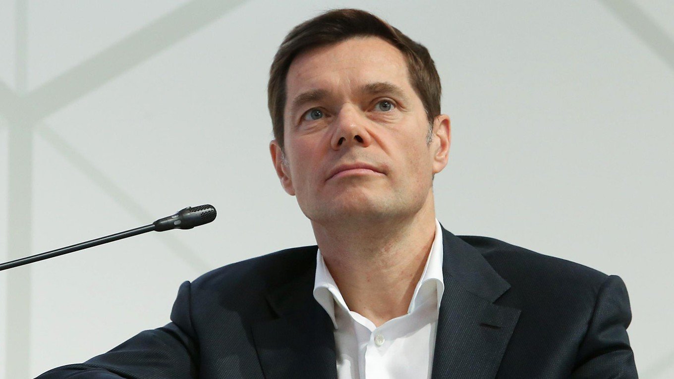 Российский предприниматель на пресс-конференции, рекордные 155 россиян вошли в список миллиардеров Forbes