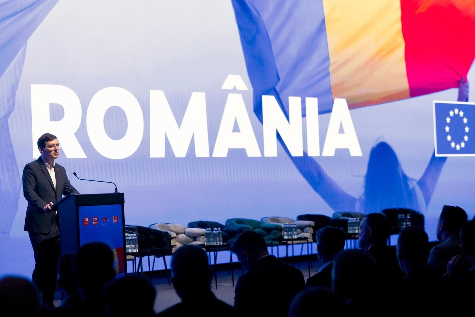 Виктор Негреску на румынской политической конференции с брендингом Румынии и флагом ЕС. Фото: Incisiv de Prahova