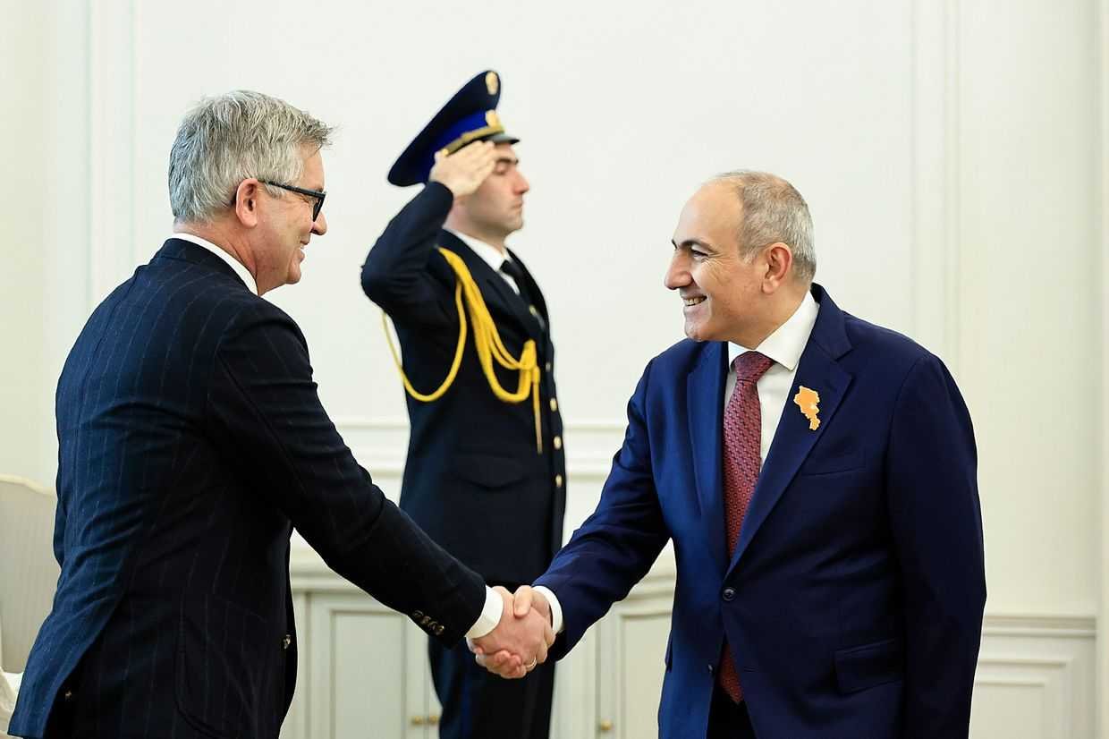 Рукопожатие армянского премьера с европейским дипломатом в Ереване — на фоне салютующего караульного