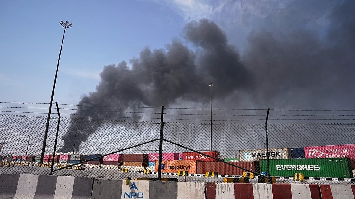 Дым поднимается над контейнерным портом, видны контейнеры Maersk, Hapag-Lloyd, Evergreen. Фото: Euronews
