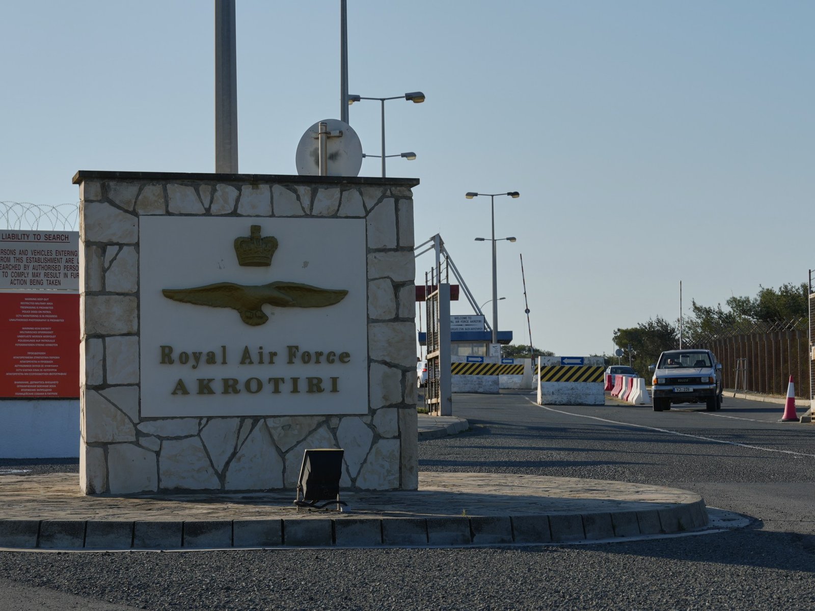 Главные ворота базы Королевских ВВС Акротири на Кипре с контрольно-пропускным пунктом. Фото: aljazeera.com