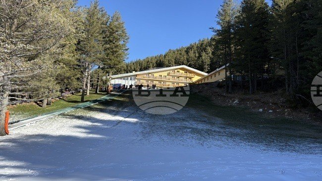 Здание курортного комплекса «Мальовица» в окружении горного хвойного леса и снежного покрова