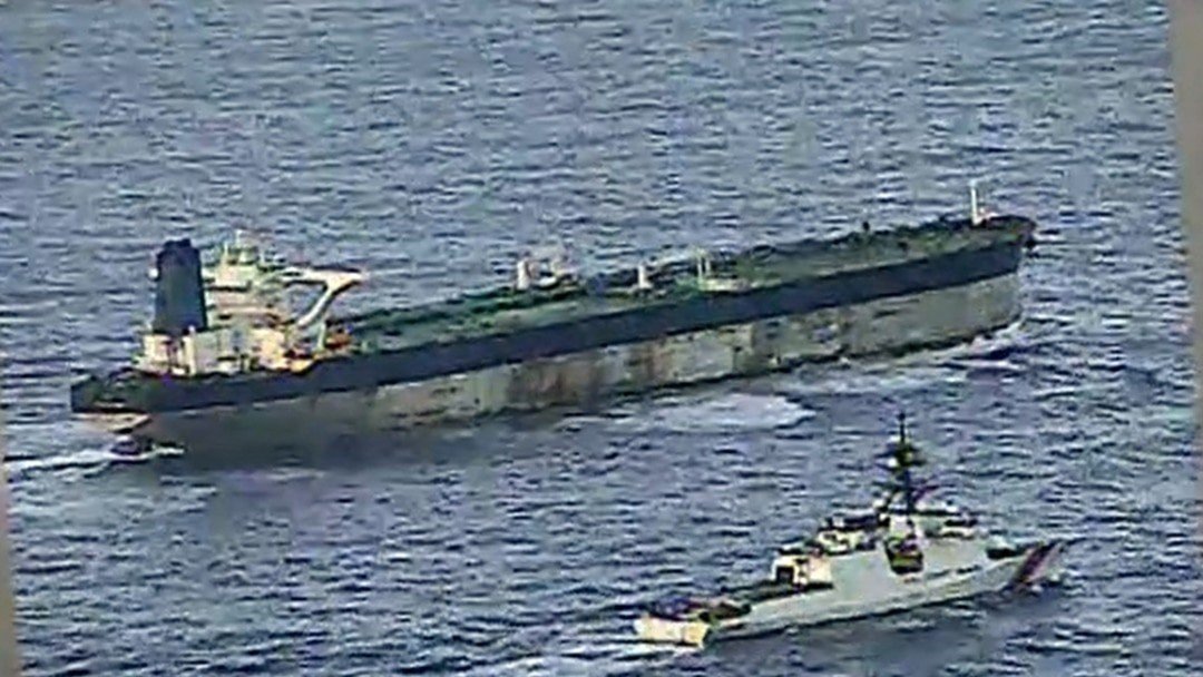 Вид сверху на танкер с патрульным/береговым судном рядом, показывает правоприменительные действия. Фото: Radio Tavisupleba (RFE/RL Georgian)