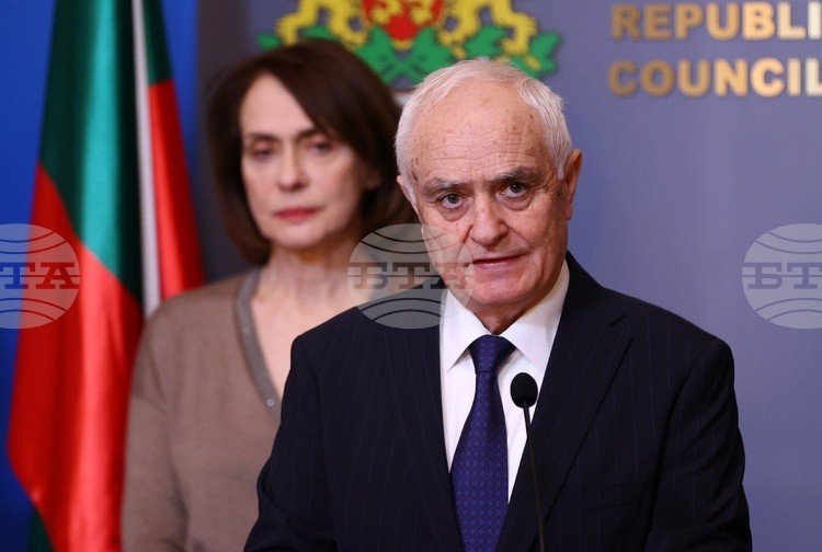 Министр обороны Болгарии Атанас Запрянов на брифинге в Совете министров на фоне болгарского флага. Фото: BTA