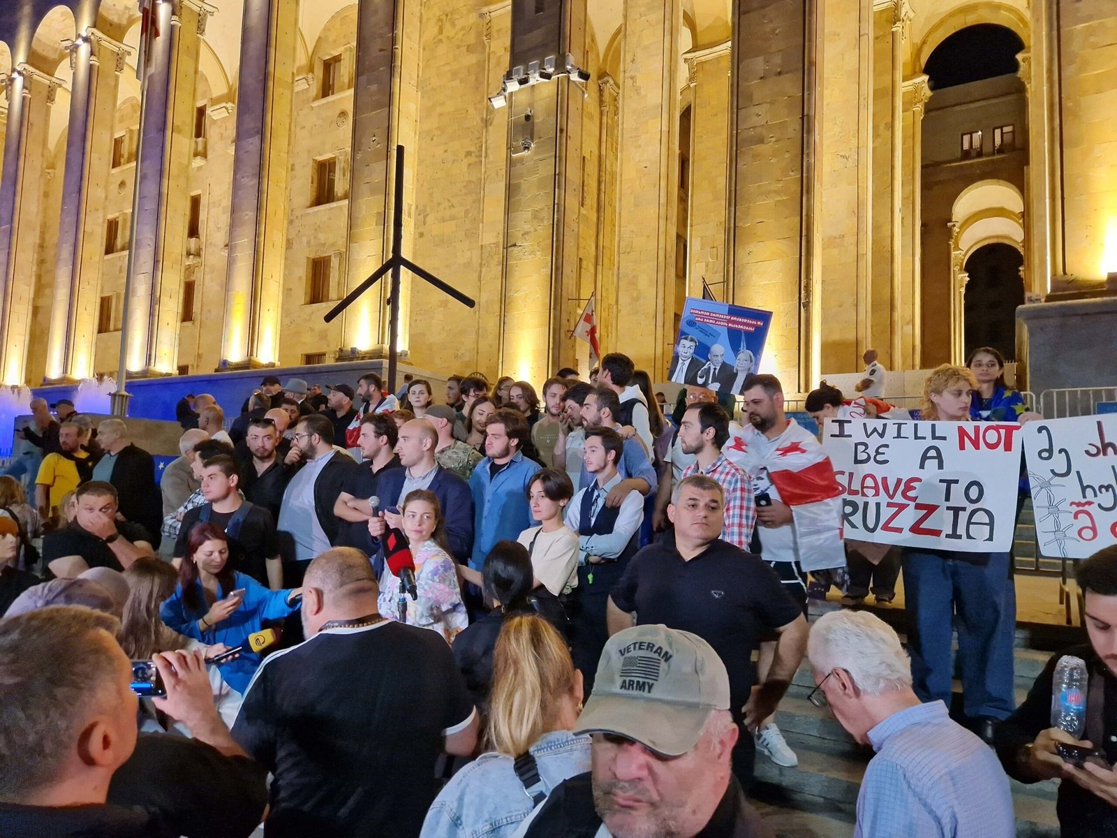 Ночной протест у здания парламента Грузии с антироссийскими плакатами. Фото: OC Media