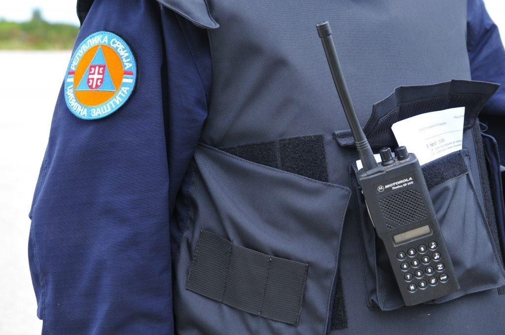 Крупный план формы гражданской обороны с нашивкой «Цивилна заштита Република Србија» и рацией Motorola. Фото: CZRS