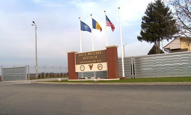 Вход на военную базу Девеселу с флагами НАТО, Румынии и США. Фото: Adevarul