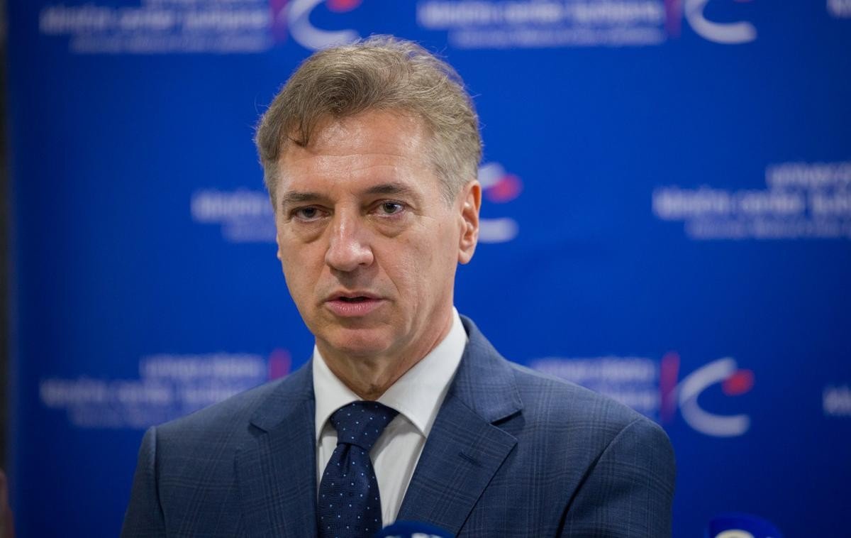 Роберт Голоб выступает на мероприятии партии «Движение Свобода». Роберт Голоб, премьер-министр Словении. Фото: Siol.net