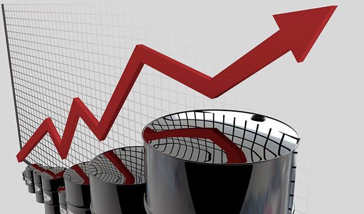 Нефтяные бочки на фоне графика роста цен — символ энергетического кризиса. Фото: Logos Press