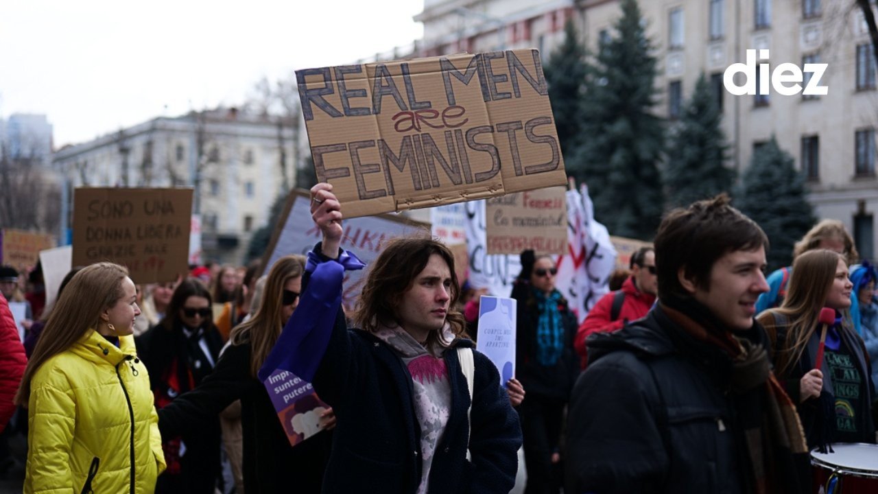 Участники феминистского марша в Кишинёве с плакатом «Real Men are Feminists». Фото: #diez