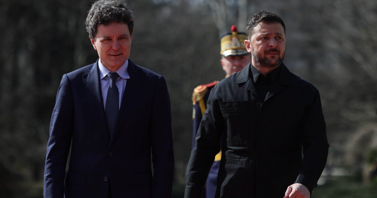 Никушор Дан и Владимир Зеленский в сопровождении почётного караула на территории дворца Котрочень в Бухаресте