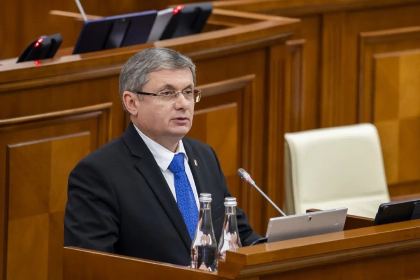 Спикер парламента Молдовы Игорь Гросу на трибуне Народного собрания