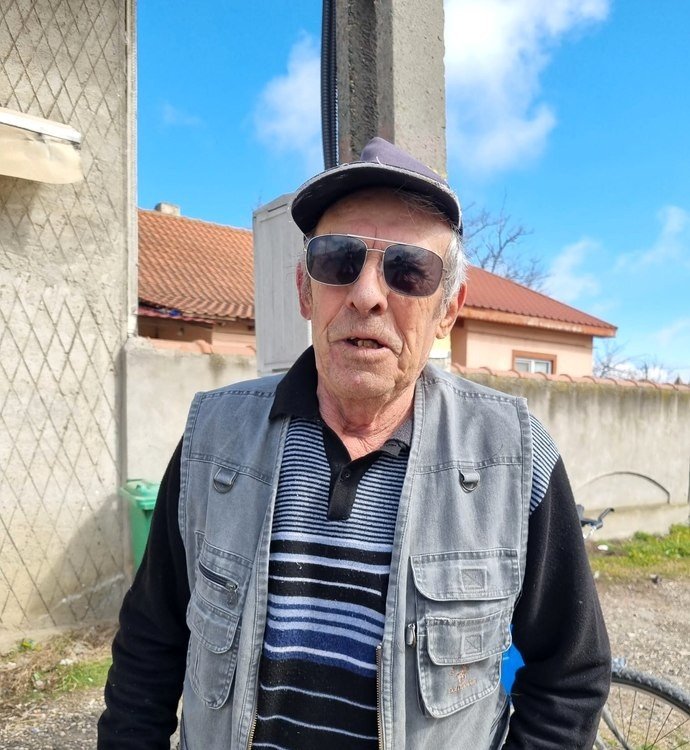 Пожилой житель села Михаил Когэлничану на фоне типичной добруджской застройки