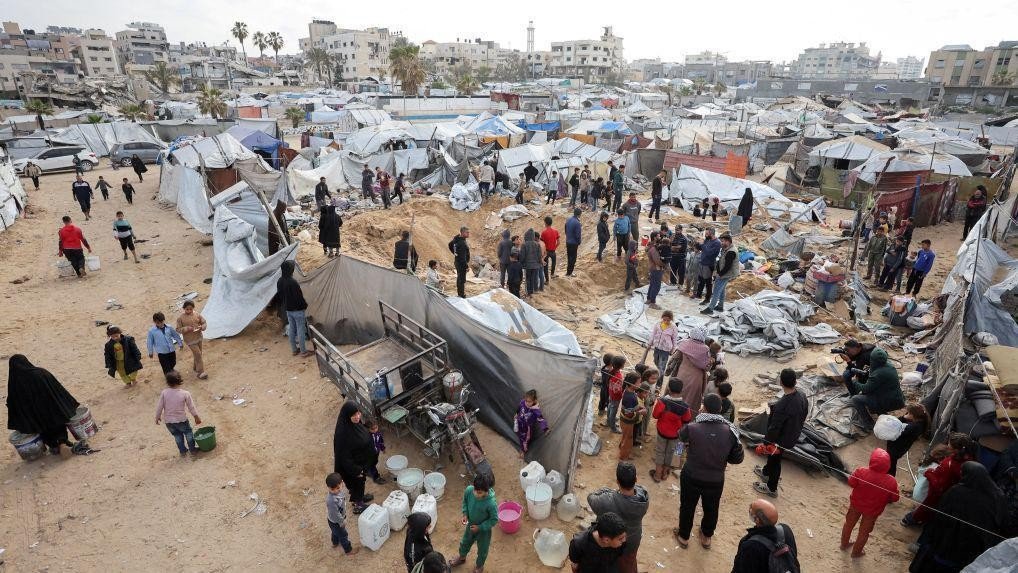 Лагерь для перемещённых лиц в секторе Газа — палатки и временные укрытия среди разрушенных зданий