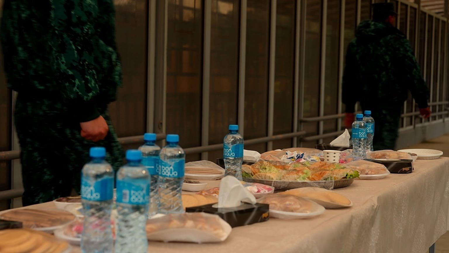 Пункт помощи на азербайджано-иранской границе — военнослужащие обеспечивают водой и едой бегущих из зоны конфликта